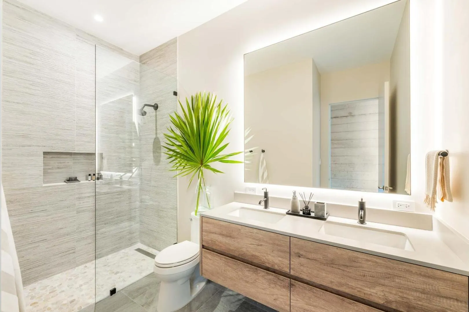 Apartment Bella Rocca - Luxurious Ocean Estate With Private Pool, Heated Spa, & Designer Interiors Gun Bay Cayman Islands
